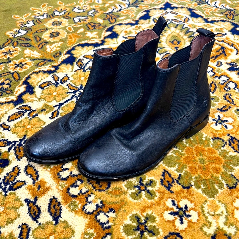 Frye booties size 6.5 stretch sides “Carly Chelsea”